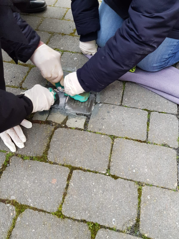 Wider das Vergessen, Stolpersteine putzen