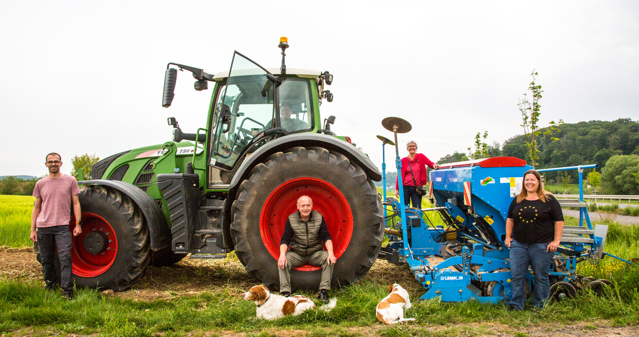 Bio-Landwirt und Grüne säen Blühstreifen